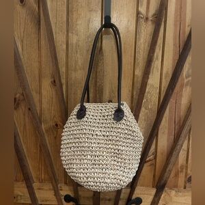 Sold Corn Husk woven bag. Unbranded, EUC. Beautiful faux leather handles. 🤎🤍💛🧡